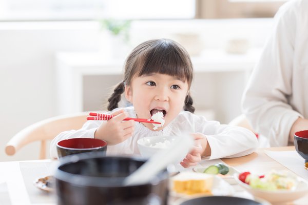 食事を楽しむ子どもたち