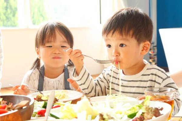 お腹いっぱい食べる女の子