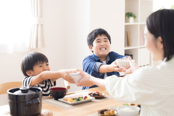 家族の食卓を囲む親子